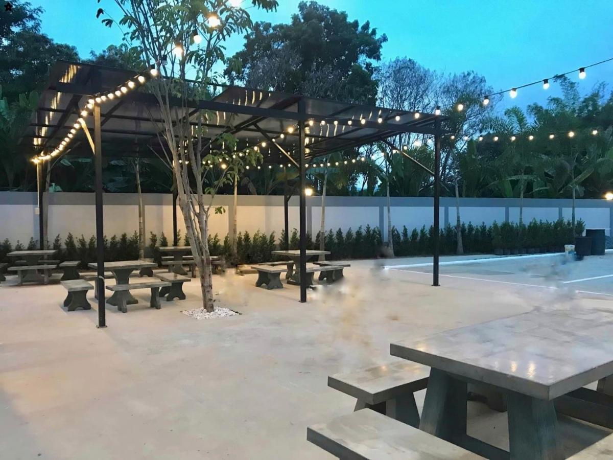 Baan Klangdao Resort Sattahip Bagian luar foto